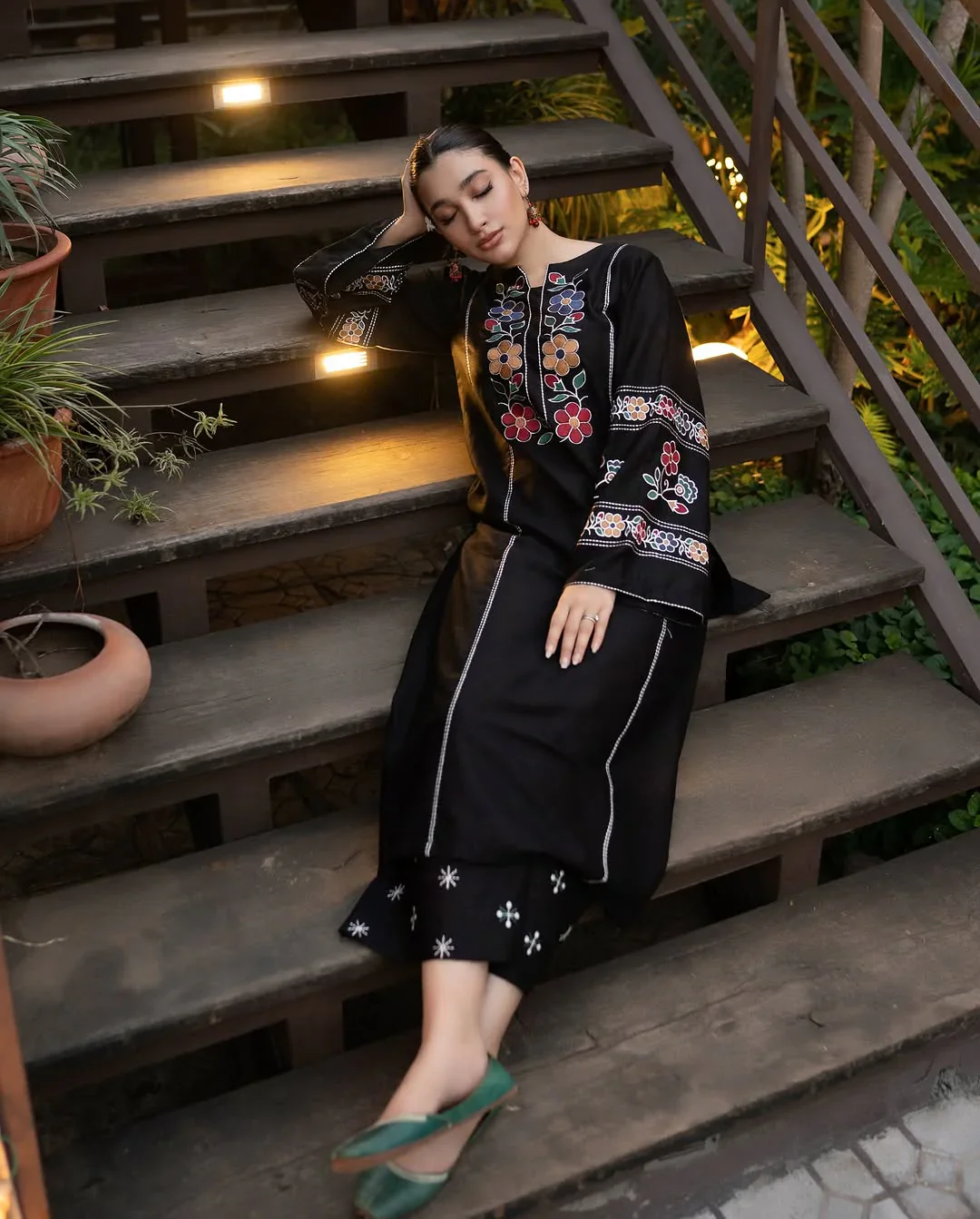 Maya Black (2-Piece Embroidery Set)